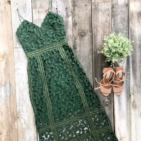 Elliatt Tingle Floral Lace Midi Dress